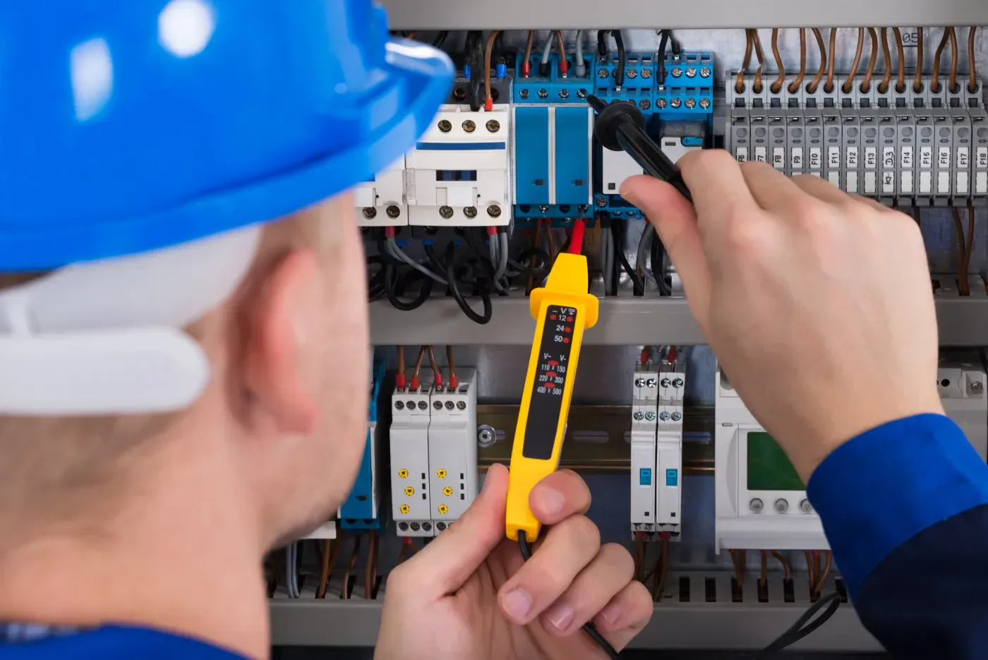 Électricien contrôlant une installation dans les Yvelines