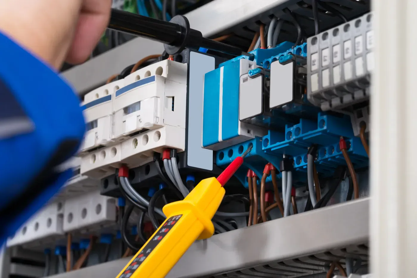 Contrôle au testeur d'une ligne électrique dans le 78